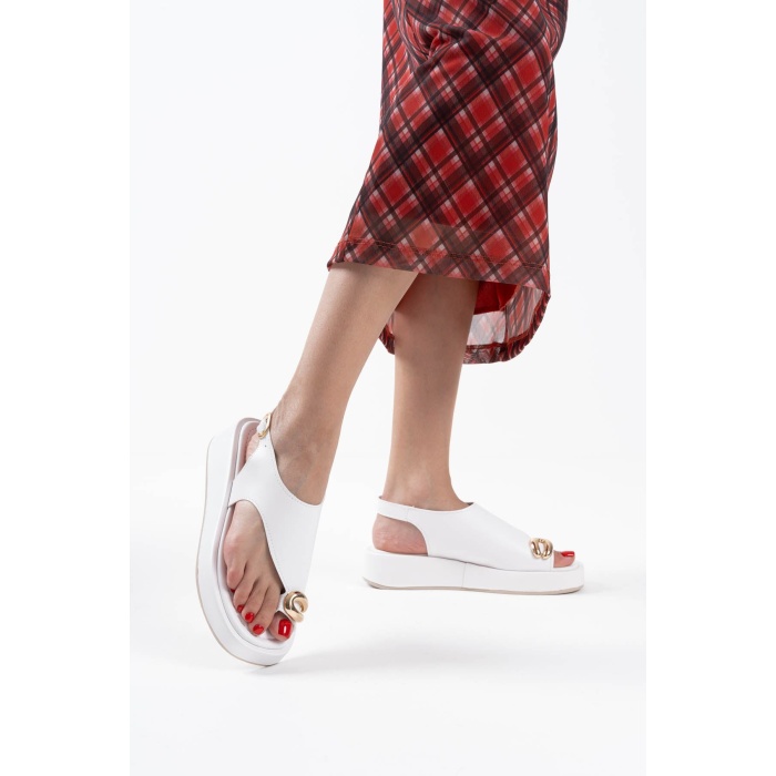 Milena Beyaz Cilt Toka Detaylı Sandalet