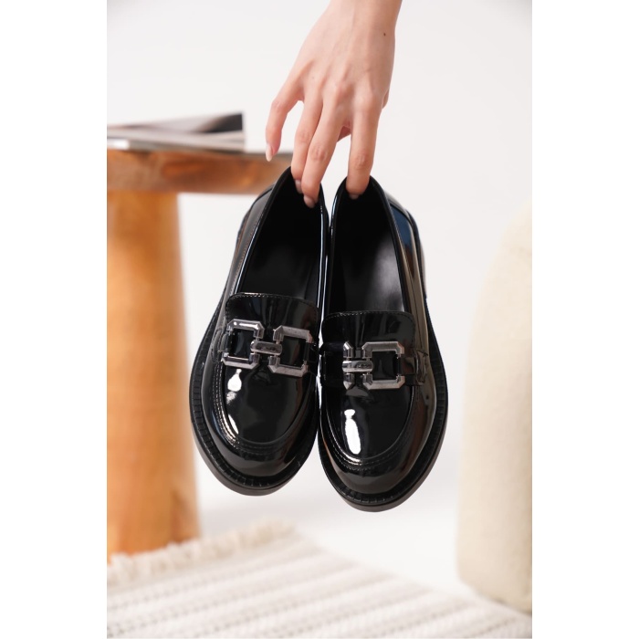 Caro Kadın Rugan Siyah Gümüş Tokalı Loafer