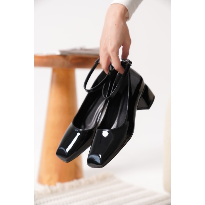 Arilla Siyah Rugan Kadın Topuklu Ayakkabı