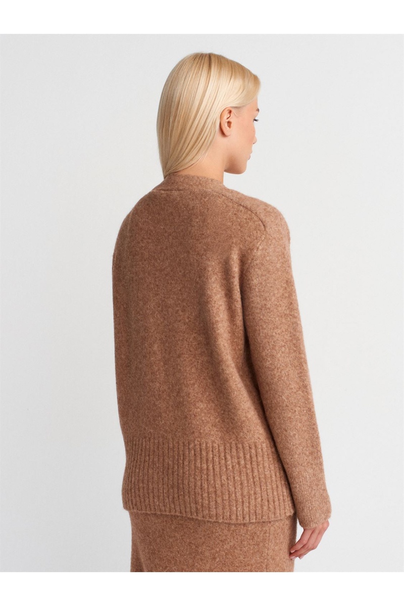 V Yaka Taş Düğmeli Cepli Yumuşak Dokulu Triko Hırka