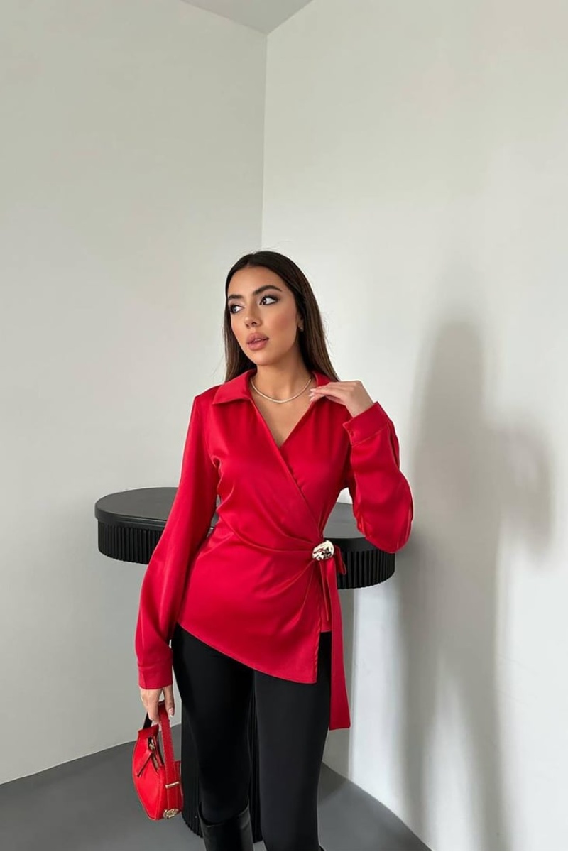 Düğme Detaylı Saten Bluz