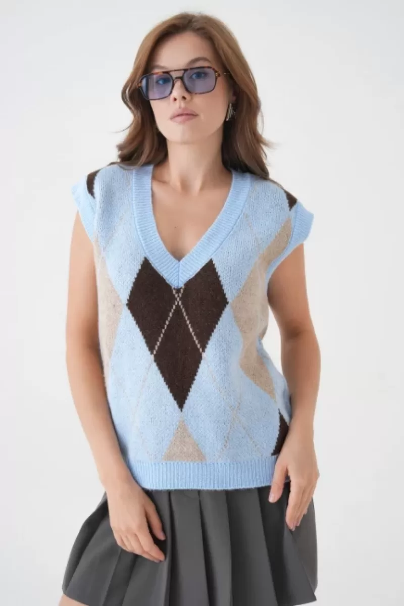 V Yaka Desenli Yumuşak Dokulu Triko Sweater