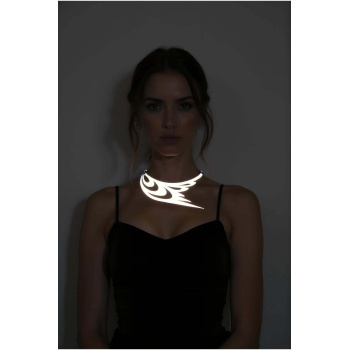 Beyaz Reflektörlü Kuş Kanadı ve Göz Detaylı Choker Kolye, Şık Lazer Kesim Kolye - APFT1414