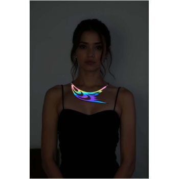 Rainbow Reflektörlü Kuş Kanadı ve Göz Detaylı Choker Kolye, Şık Lazer Kesim Kolye - APFT1414