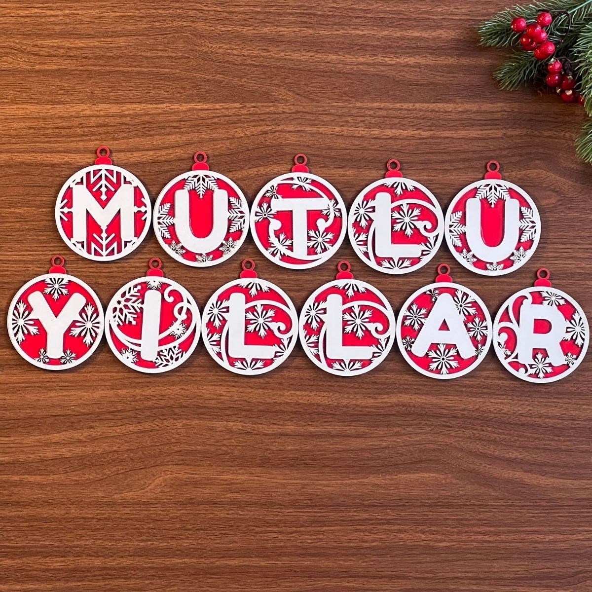 11 Harfli Kırmızı Beyaz İpli Mutlu Yillar Yazılı Ahşap Yılbaşı Ağaç Süsü (4172)