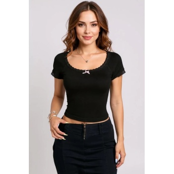 Kadın Siyah Göğsü ve Kolları Dantelli Fiyonklu Kısa Kol Crop Top Bluz – Şık, Rahat ve Kolay Kombinlenebilir