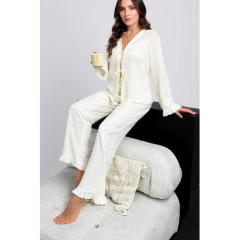 Kadın Beyaz Önden Bağlamalı Kolu ve Paçası Fırfır Detaylı Uzun Kollu Pijama Takımı – Rahat, Şık ve 4 Mevsim Kullanım
