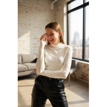 Kadın Beyaz Parmak Detaylı Esnek Uzun Kollu Body