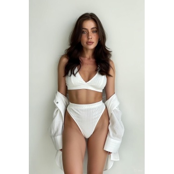 Kadın Beyaz Yüksek Bel Dolgusuz Slip Takım – Modern, Konforlu ve Günlük Kombinlere Uygun