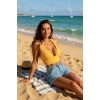 Kadın Sarı Çapraz Sırt Detaylı Şık Crop Top Büstiyer – Modern ve Şık Tasarım