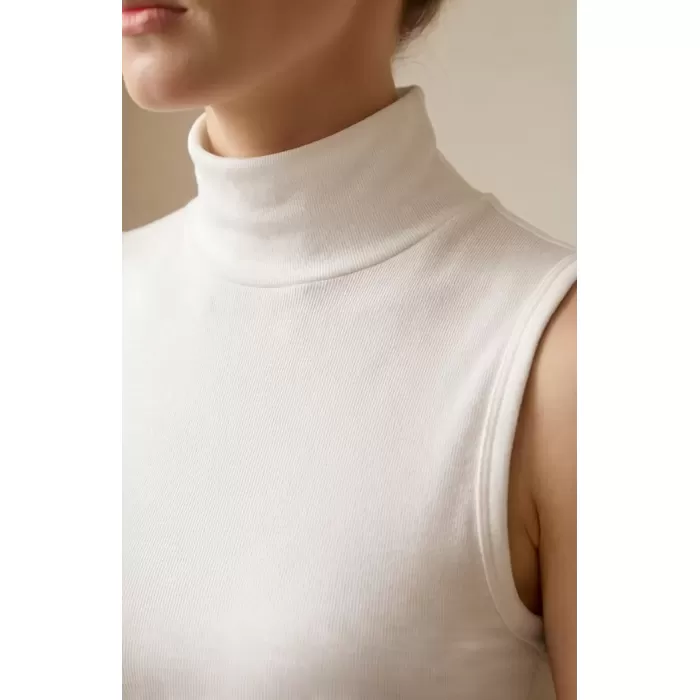 Kadın Beyaz Kolsuz Balıkçı Yaka Basic Bluz