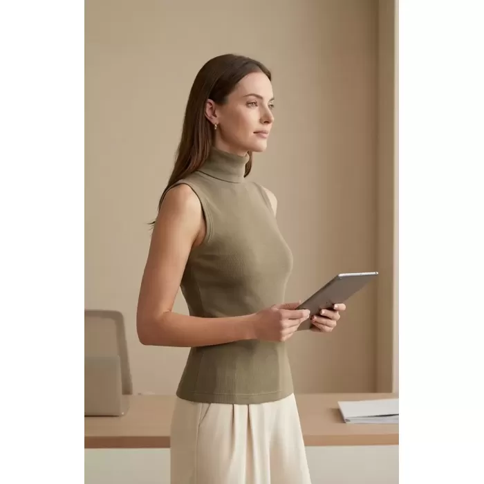 Kadın Haki Yeşili Kolsuz Balıkçı Yaka Basic Bluz