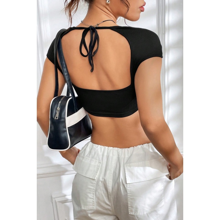 Kadın Siyah Sırt Dekolteli ve Boyundan Bağlamalı Yarım Kol Crop Top Bluz – Şık, Rahat ve Kolay Kombinlenebilir