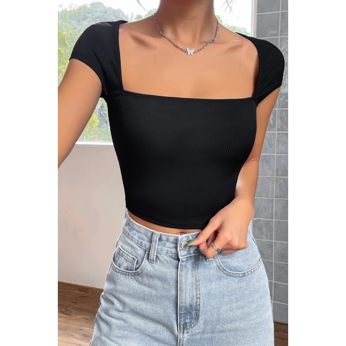 Kadın Siyah Kare Yaka Yarım Kol Göğüs Dekolteli Crop Top Bluz – Şık, Rahat ve Kolay Kombinlenebilir