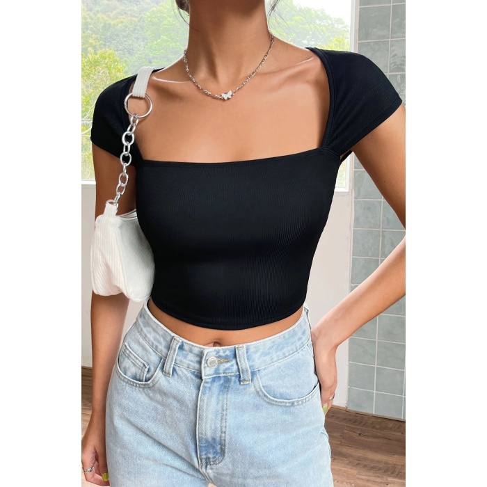 Kadın Siyah Kare Yaka Yarım Kol Göğüs Dekolteli Crop Top Bluz – Şık, Rahat ve Kolay Kombinlenebilir