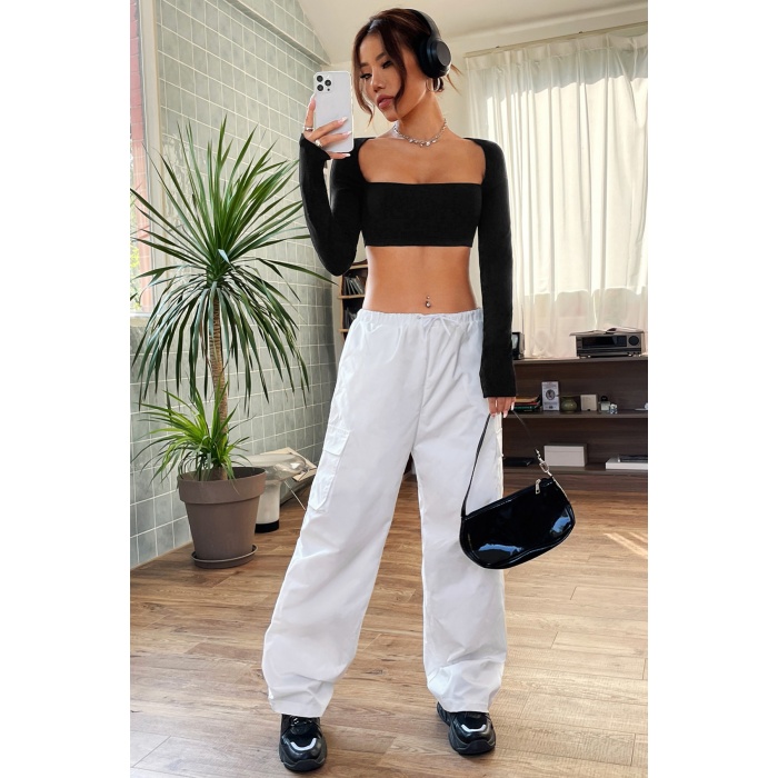 Kadın Siyah Uzun Kol Göğüs ve Sırt Dekolteli Crop Top Bluz – Şık, Rahat ve Kolay Kombinlenebilir
