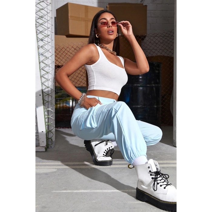 Kadın Beyaz Kalın Askılı Crop Top Büstiyer – Modern ve Şık Tasarım