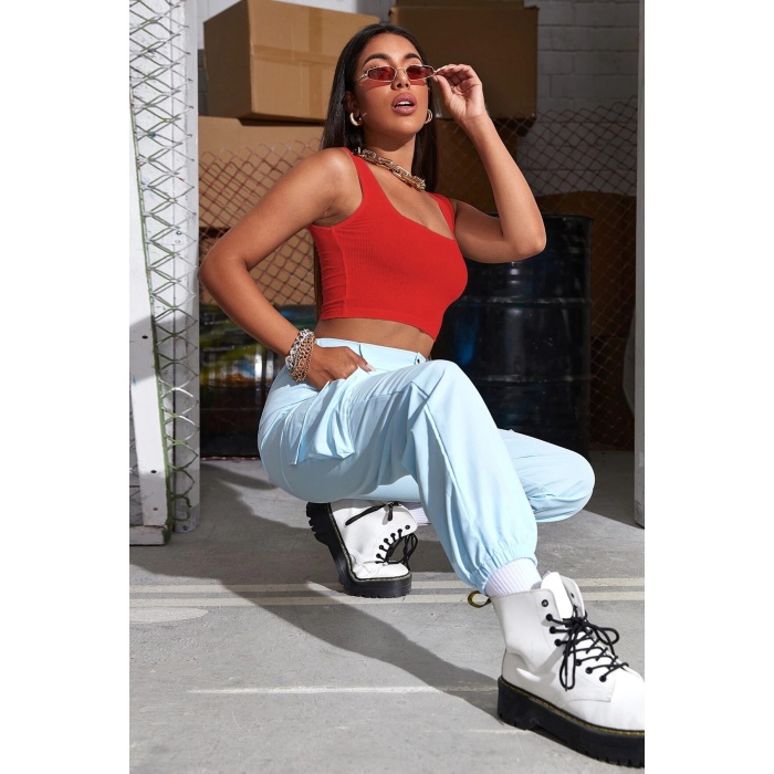 Kadın Kırmızı Kalın Askılı Crop Top Büstiyer – Modern ve Şık Tasarım