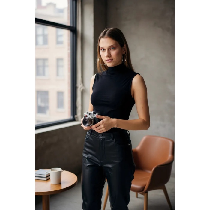 Kadın Siyah Kolsuz Balıkçı Yaka Basic Bluz