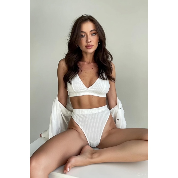 Kadın Beyaz Yüksek Bel Dolgusuz Slip Takım – Modern, Konforlu ve Günlük Kombinlere Uygun