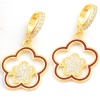 ​Lucky Life 925 Ayar Gumuss  Gold Sallantılı Çiçek Desenli Lucky Life Lucky Life Kadın Küpe
