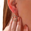 ​Lucky Life 925 Ayar Gumuss  Rose Sallantılı Çiçek Desenli Lucky Life Lucky Life Kadın Küpe