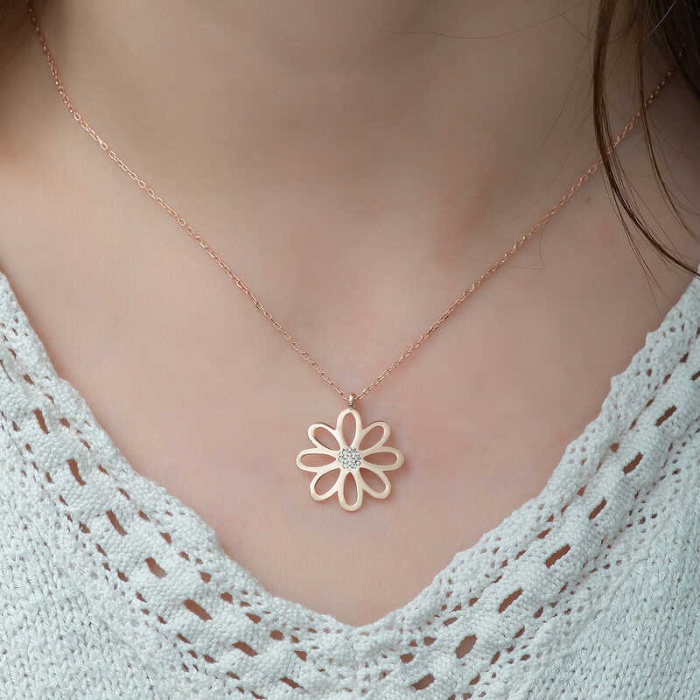 Lucky Life 925 Ayar Gumuss  Rose Çiçek Bayan Kolye