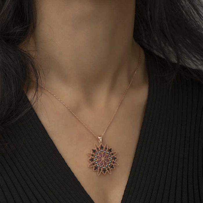 Lucky Life 925 Ayar Gumuss  Rose Geometrik Desenli Madalyon Kolye