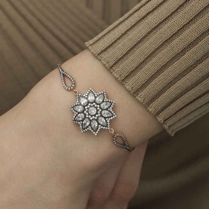​Lucky Life 925 Ayar Gumuss  Rose Çiçek Desenli Elmas Montür Bileklik