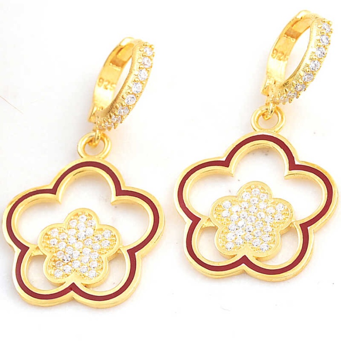 ​Lucky Life 925 Ayar Gumuss  Gold Sallantılı Çiçek Desenli Lucky Life Lucky Life Kadın Küpe