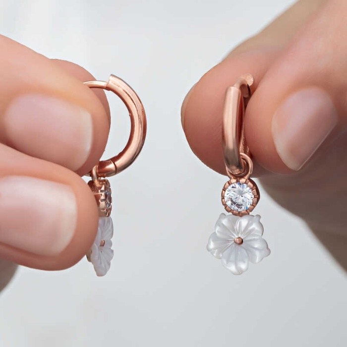 Lucky Life 925 Ayar Gumuss Rose Sallantılı Manolya Çiçeği Lucky Life Lucky Life Kadın Küpe