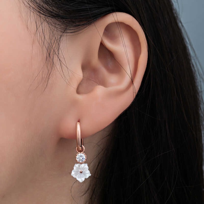 Lucky Life 925 Ayar Gumuss Rose Sallantılı Manolya Çiçeği Lucky Life Lucky Life Kadın Küpe