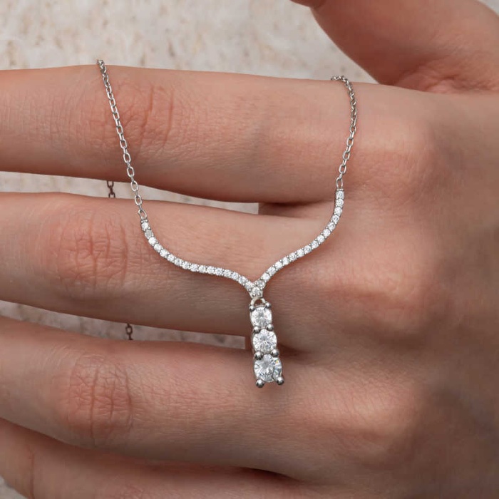 Lucky Life Kadın Gümüş Üç Taşlı V Model Kadın Kolye
