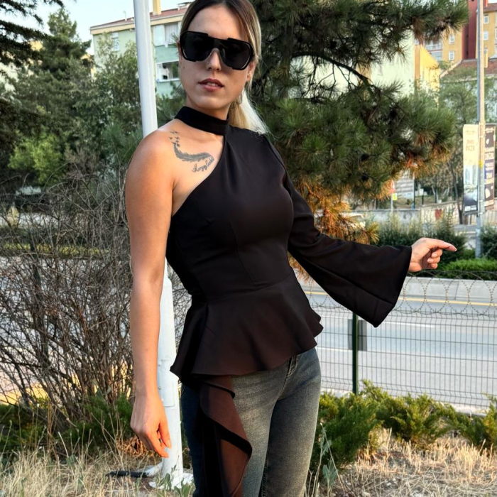 Siyah Tek Omuz Etek Ucu Volanlı Tasarım Bluz