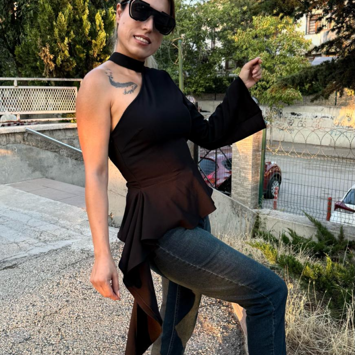 Siyah Tek Omuz Etek Ucu Volanlı Tasarım Bluz