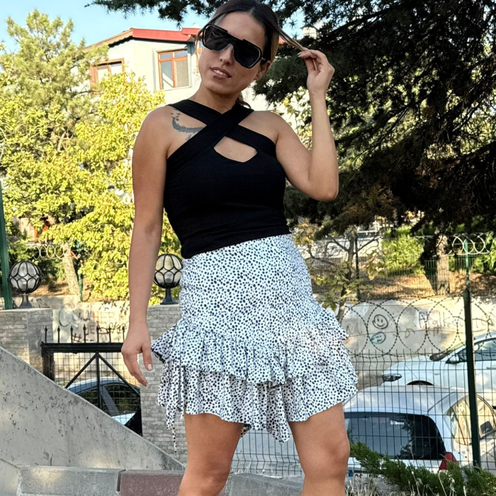 Beyaz Üzeri Siyah Desenli Fırfırlı Mini Etek