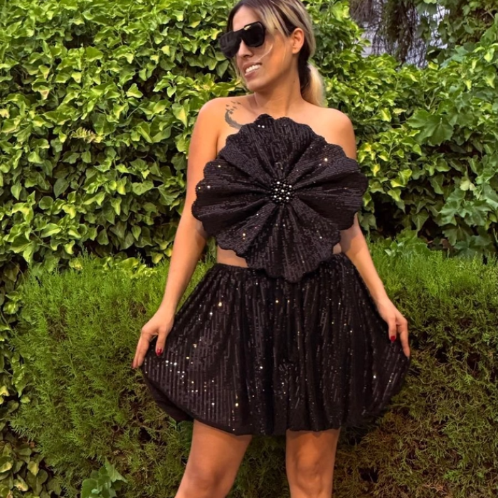 Siyah Payetli Üç Boyutlu Gül Detaylı Bluz