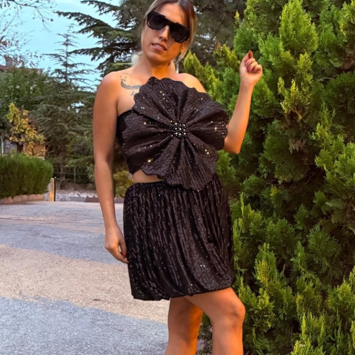 Siyah Payetli Üç Boyutlu Gül Detaylı Bluz