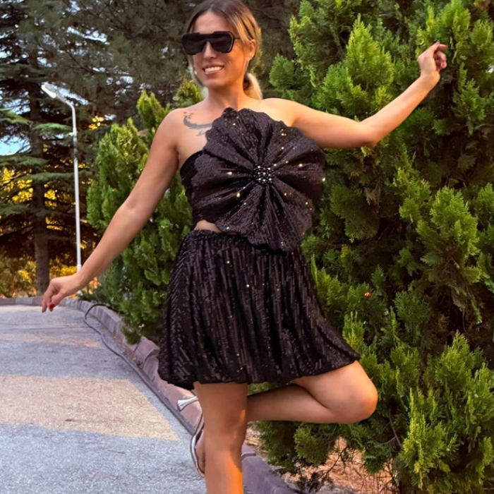 Siyah Payetli Üç Boyutlu Gül Detaylı Bluz