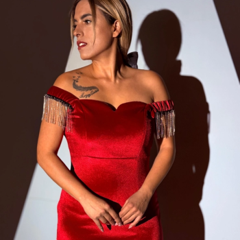 Kırmızı Kadife Omuzu Taşlı Yırtmaçlı Elbise