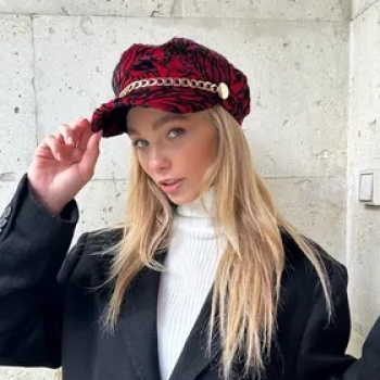 Zincir Aksesuarlı Kırmızı Şapka