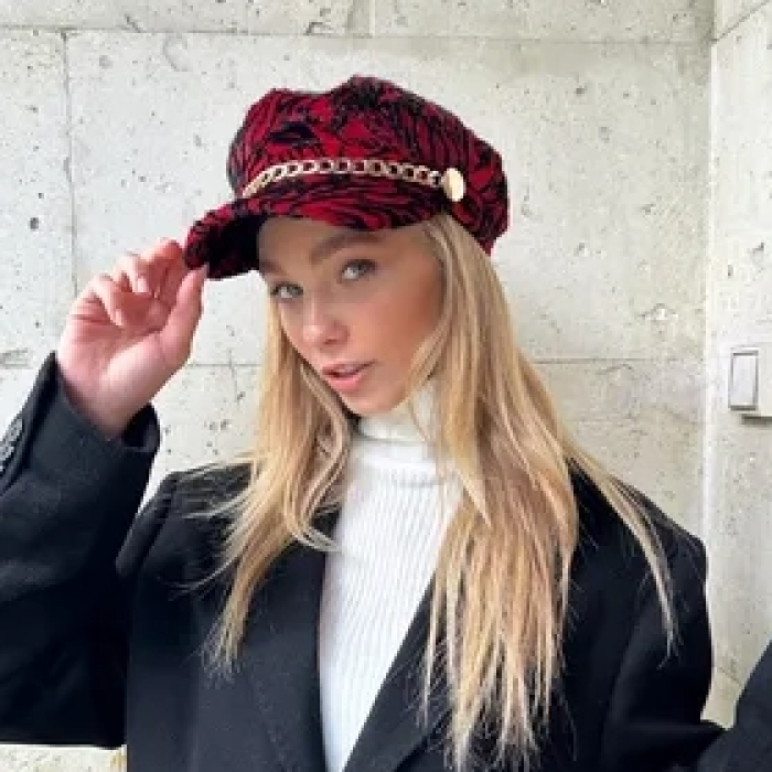 Zincir Aksesuarlı Kırmızı Şapka