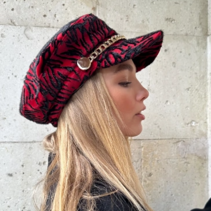 Zincir Aksesuarlı Kırmızı Şapka