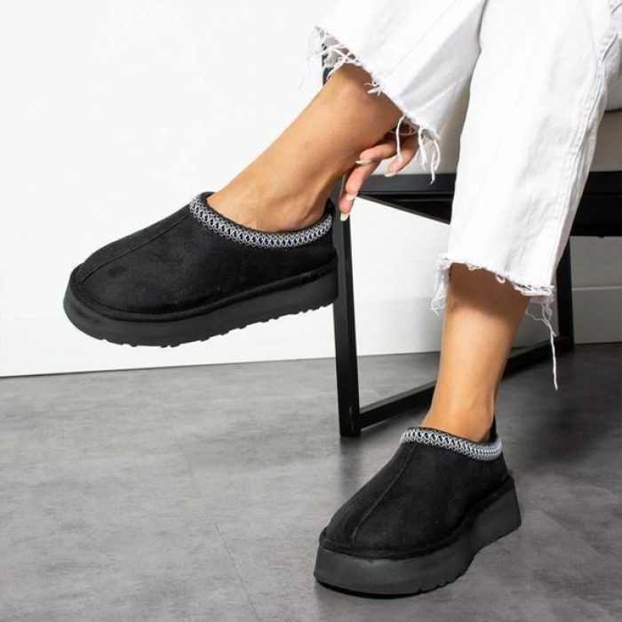 Siyah Nakış Detaylı Kısa Bot