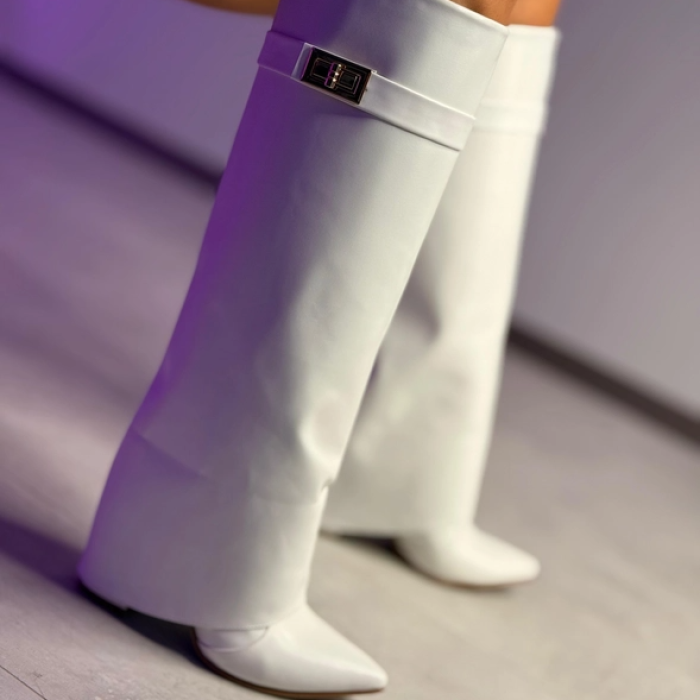 Beyaz Kemer Detaylı Çizme