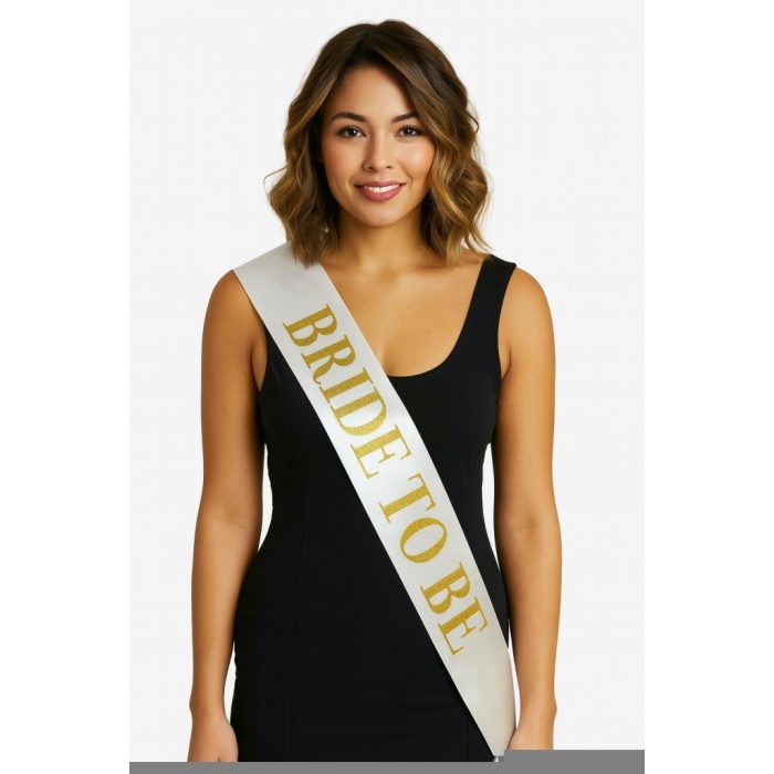 Beyaz Saten Üzerine Kalın Altın Yazılı Bride To Be Kuşağı