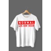 Bizde Her Şey Normal Baskılı Pamuklu Likralı T-shirt (Kırmızı Yazılı Beyaz) M Beden