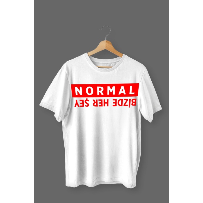 Bizde Her Şey Normal Baskılı Pamuklu Likralı T-shirt (Kırmızı Yazılı Beyaz) L Beden