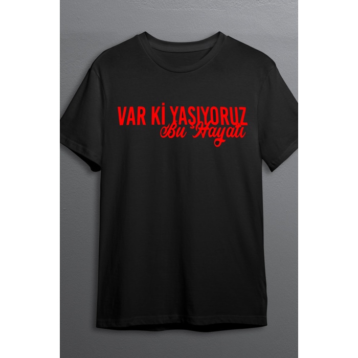 Var Ki Yaşıyoruz Baskılı Pamuklu Likralı T-shirt (Kırmızı Yazılı Siyah) L Beden