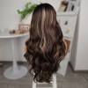 Koyu Kestane Balköpüğü Işıltılı Fiber Sentetik Geniş Dalgalı Tül Peruk
